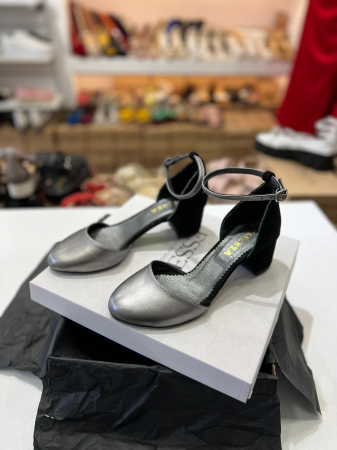 Pantofi cu varf rotund, cu decupaj si bareta la calcai, din piele intoarsa neagra si piele laminata argintie. [1]