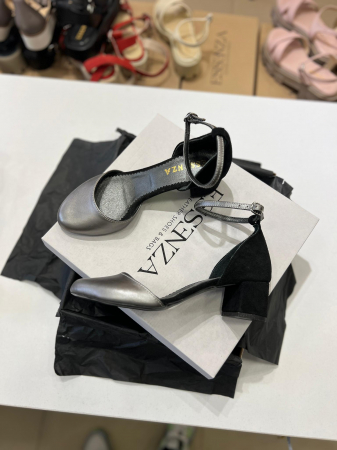 OUTLET PRIMAVARA-VARA - Pantofi cu varf rotund, cu decupaj si bareta la calcai, din piele intoarsa neagra si piele laminata argintie.