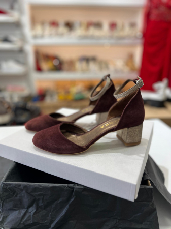 OUTLET PRIMAVARA-VARA - Pantofi cu varf rotund, cu decupaj si bareta la calcai, din piele intoarsa visinie si piele auriu glitter.