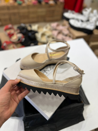 OUTLET PRIMAVARA-VARA - Pantofi decupati, din piele naturala bej  si auriu glitter