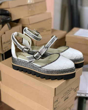 Pantofi decupati, din piele naturala cu textura tip croco si piele texturata in nuante de negru si argintiu [1]