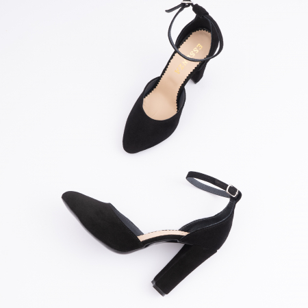 Pantofi din piele intoarsa neagra, cu varf semi-ascutit si decupaj interior si exterior. [3]