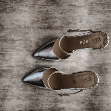 FEMEI - Pantofi din piele laminata, argintiu crapat, cu varf ascutit si decupaj