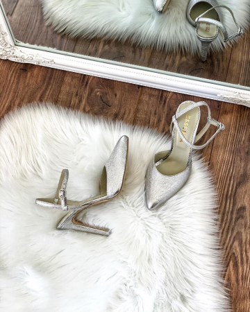 FEMEI - Pantofi din piele laminata argintiu texturat, cu varf ascutit