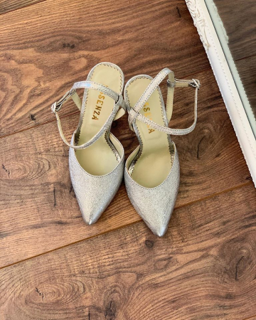 Pantofi din piele laminata argintiu texturat, cu varf ascutit [1]
