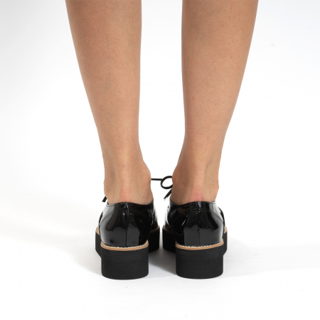 Pantofi oxford, cu varf ascutit, din piele naturala lacuita, neagra. [4]