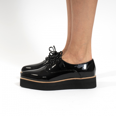Pantofi oxford, cu varf ascutit, din piele naturala lacuita, neagra. [1]
