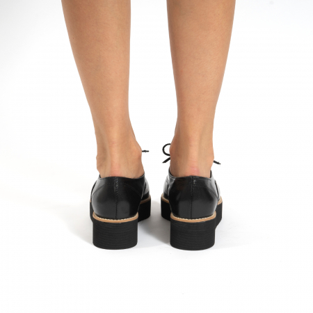 Pantofi oxford, cu varf ascutit, din piele naturala neagra. [4]