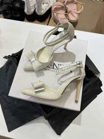 OUTLET PRIMAVARA-VARA - Pantofi stiletto cu decupaj si inchidere la calcai cu barete duble cu catarama, realizati din piele naturala intoarsa bej.