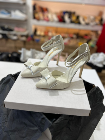 Pantofi stiletto cu decupaj si inchidere la calcai cu barete duble cu catarama, realizati din piele naturala intoarsa bej. [3]