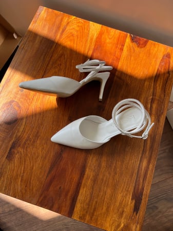 Pantofi stiletto decupati, din piele naturala alba si barete de cristal la glezna [1]