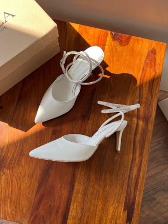 Pantofi - Pantofi stiletto decupati, din piele naturala alba si barete de cristal la glezna