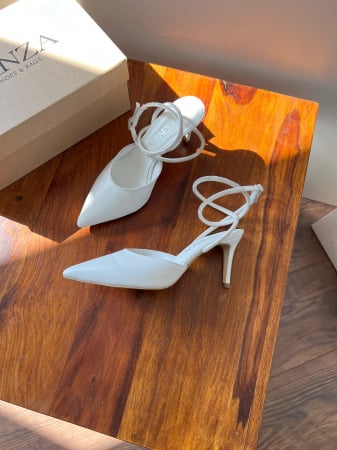 Pantofi stiletto decupati, din piele naturala alba si barete de cristal la glezna [3]