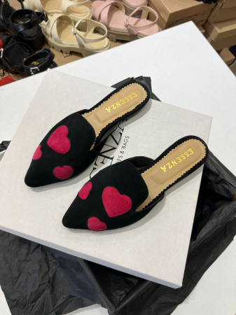 Saboti din piele intoarsa neagra, cu inimi rosii. [1]