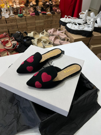 Saboti din piele intoarsa neagra, cu inimi rosii. [3]