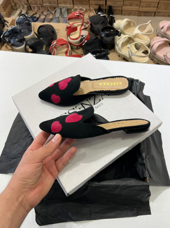 Saboti din piele intoarsa neagra, cu inimi rosii. [0]