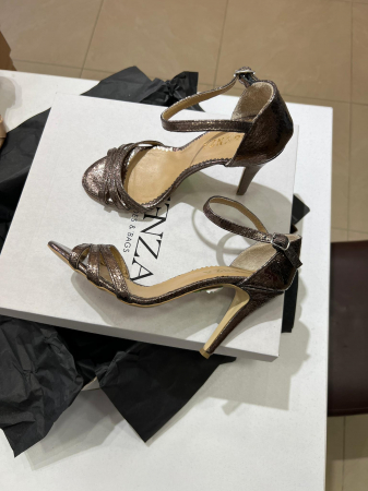 Sandale cu barete, din piele laminata bronz. [1]