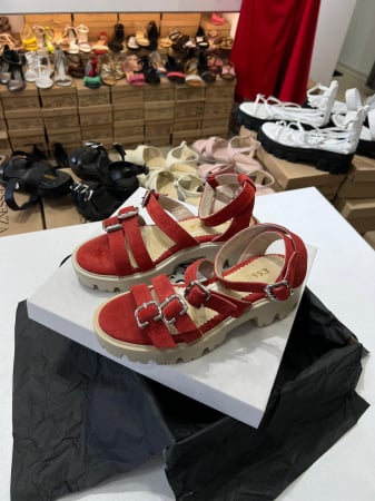 Sandale cu talpa groasa si barete cu catarame, din piele intoarsa rosu burgund. [0]