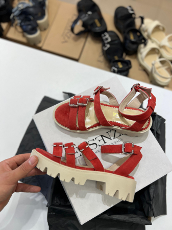 Sandale cu talpa groasa si barete cu catarame, din piele intoarsa rosu burgund. [2]