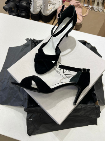 OUTLET PRIMAVARA-VARA - Sandale din catifea neagra cu captuseala din piele naturala.