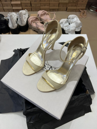 OUTLET PRIMAVARA-VARA - Sandale din piele aurie, cu toc stiletto.