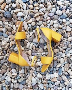 FEMEI - Sandale din piele galbena