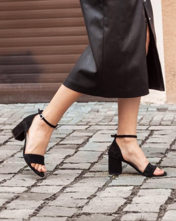 Stoc Livrare Rapida - Sandale din piele intoarsa neagra, cu toc gros.