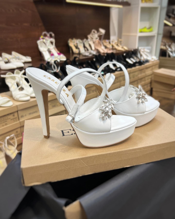 Sandale din piele naturala alba cu accesoriu din cristale [2]