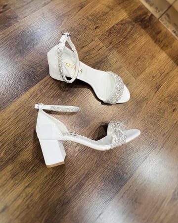 Crystal Collection - Sandale din piele naturala alba si bareta de cristal, cu toc patrat imbracat in piele