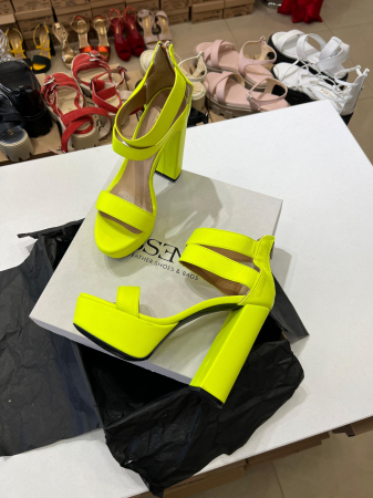 Sandale din piele naturala verde neon, cu toc gros patrat si platforma. [1]