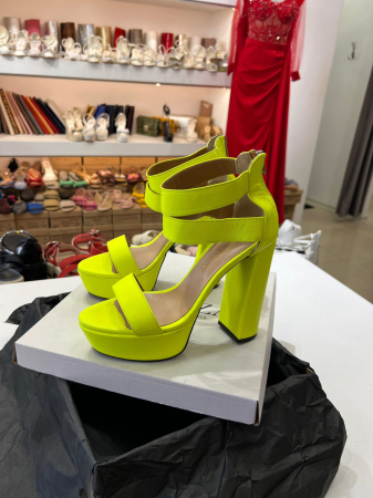 OUTLET PRIMAVARA-VARA - Sandale din piele naturala verde neon, cu toc gros patrat si platforma.