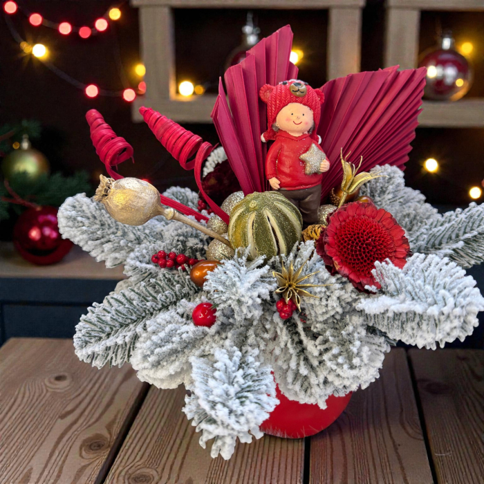 Aranjament de Crăciun cu brad și fetiță, globuri și figurine festive, decor handmade, tematică de sărbători [2]