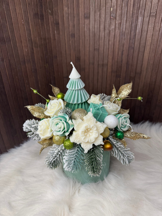 Aranjament decorativ de Crăciun cu brad și figurine din ceară naturală de soia, handmade, alb-verde, suport decorativ [2]