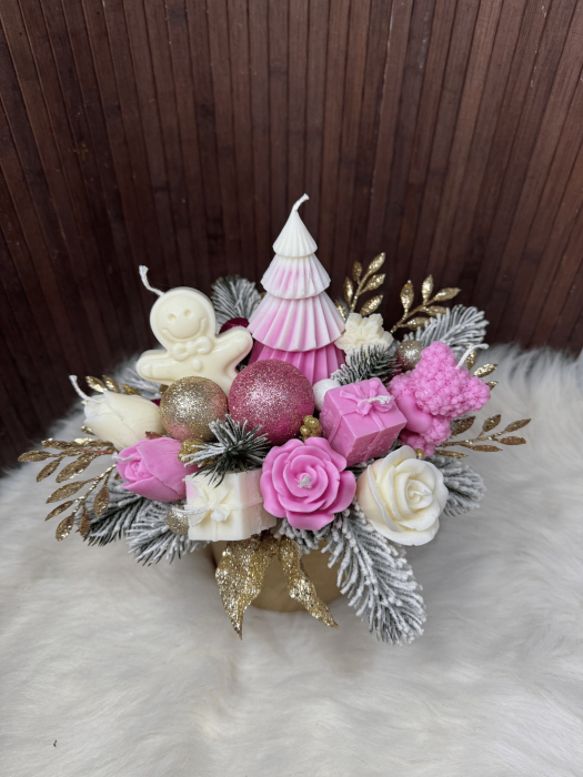 Aranjament decorativ de Crăciun cu brad și figurine din ceară naturală de soia, handmade, roz–alb–auriu, suport decorativ [2]