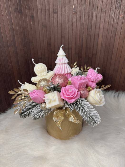 Aranjament decorativ de Crăciun cu brad și figurine din ceară naturală de soia, handmade, roz–alb–auriu, suport decorativ [1]