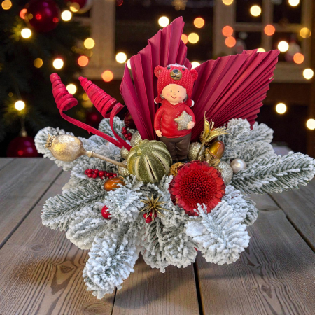 Aranjament - Aranjament de Crăciun cu brad și fetiță, globuri și figurine festive, decor handmade, tematică de sărbători