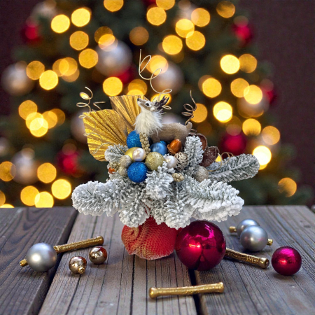 Aranjament - Aranjament de Crăciun cu brad și ren, globuri și figurine festive, decor handmade, tematică de sărbători