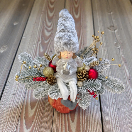 Aranjament - Aranjament de Crăciun cu brad și figurină, globuri și figurine festive, decor handmade, tematică de sărbători