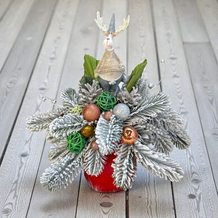 Aranjament - Aranjament de Crăciun cu brad și ren, globuri și figurine festive, decor handmade, tematică de sărbători