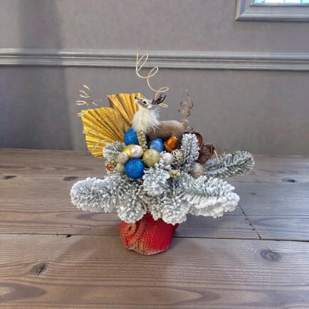 Aranjament - Aranjament de Crăciun cu brad și ren, globuri și figurine festive, decor handmade, tematică de sărbători