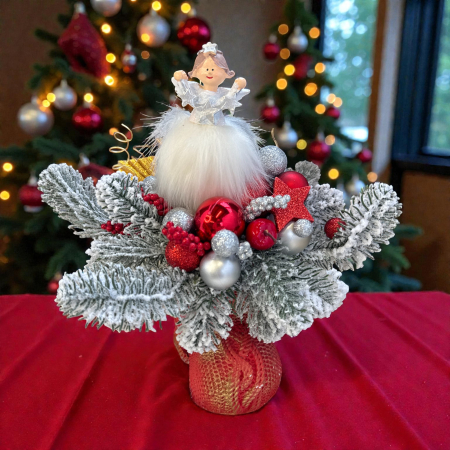 Aranjament - Aranjament de Crăciun cu brad și fetiță cu ghirlandă, globuri și figurine festive, decor handmade, tematică de sărbători