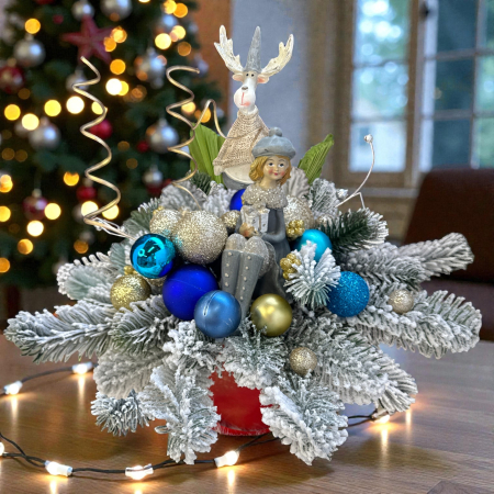 Aranjament - Aranjament de Crăciun cu brad și fetiță, carte, globuri și figurine festive, decor handmade, tematică de sărbători