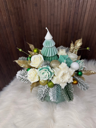 Decoratiuni - Aranjament decorativ de Crăciun cu brad și figurine din ceară naturală de soia, handmade, alb-verde, suport decorativ