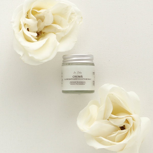 Crema Iluminatoare cu Vitamina C [3]