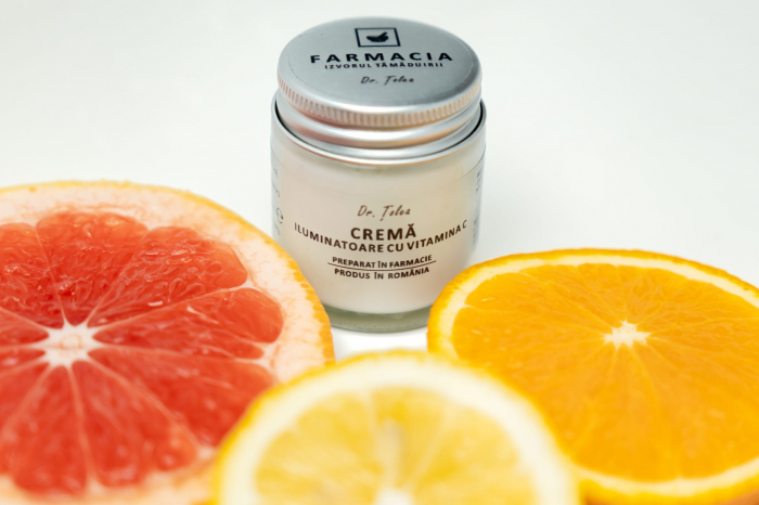 Crema Iluminatoare cu Vitamina C [6]