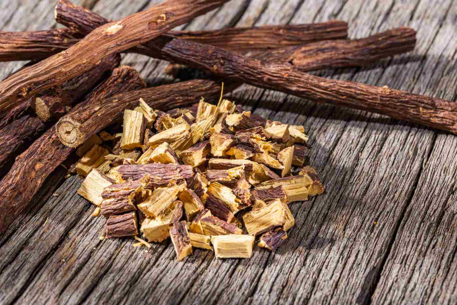 Lemn dulce (Glycyrrhiza Glabra): ce trebuie să știi despre beneficii, proprietăți, extractul de licorice pentru pete pigmentare și contraindicații?
