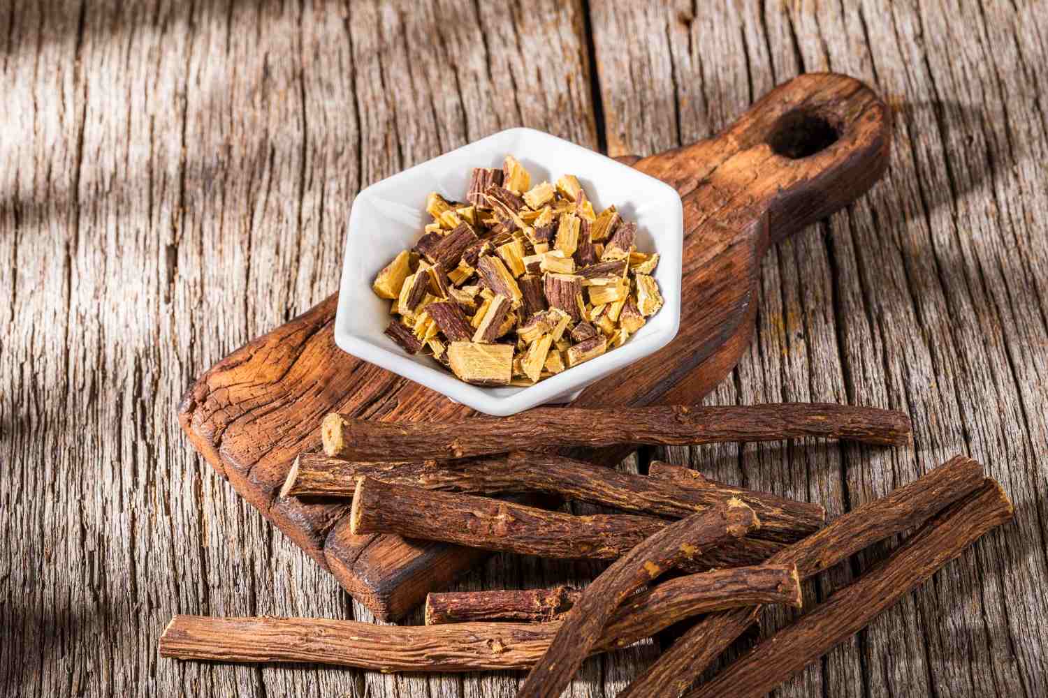 3. lemn dulce - farfurie, fund de lemn, radacina de lemn dulce