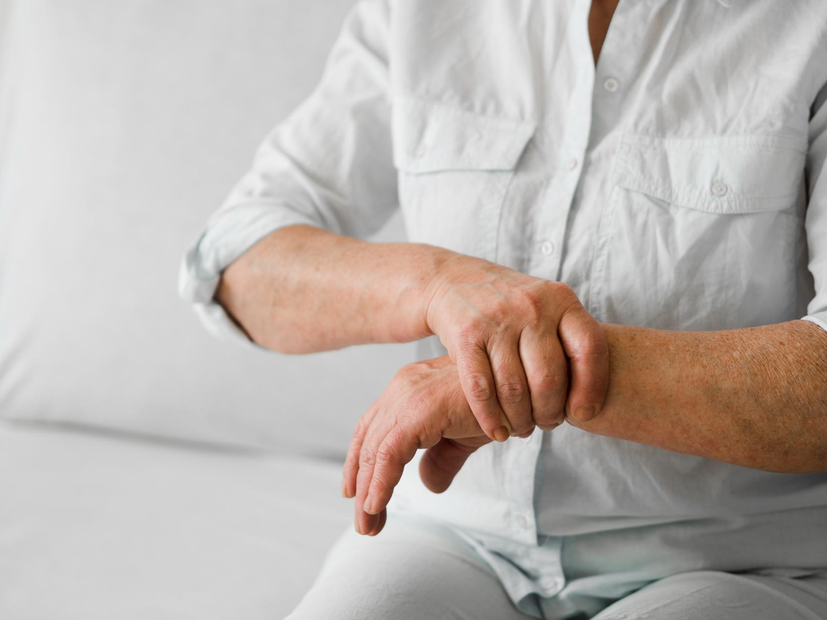 3. Reumatism cauze - durere încheietură, bluză albă, mâini