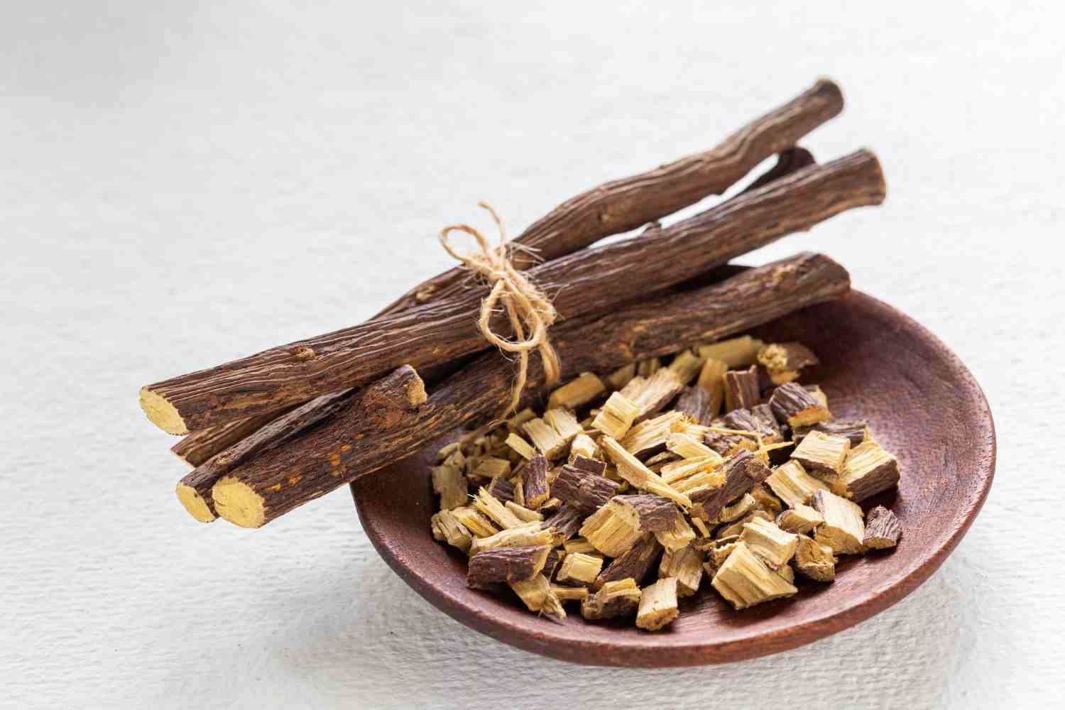 5. lemn dulce - radacina de lemn dulce, farfurie