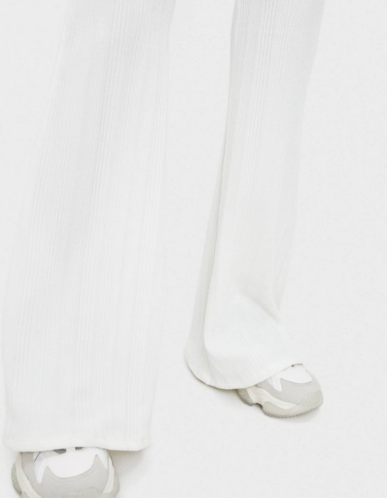 pantaloni albi bershka evazati cu striatii [4]